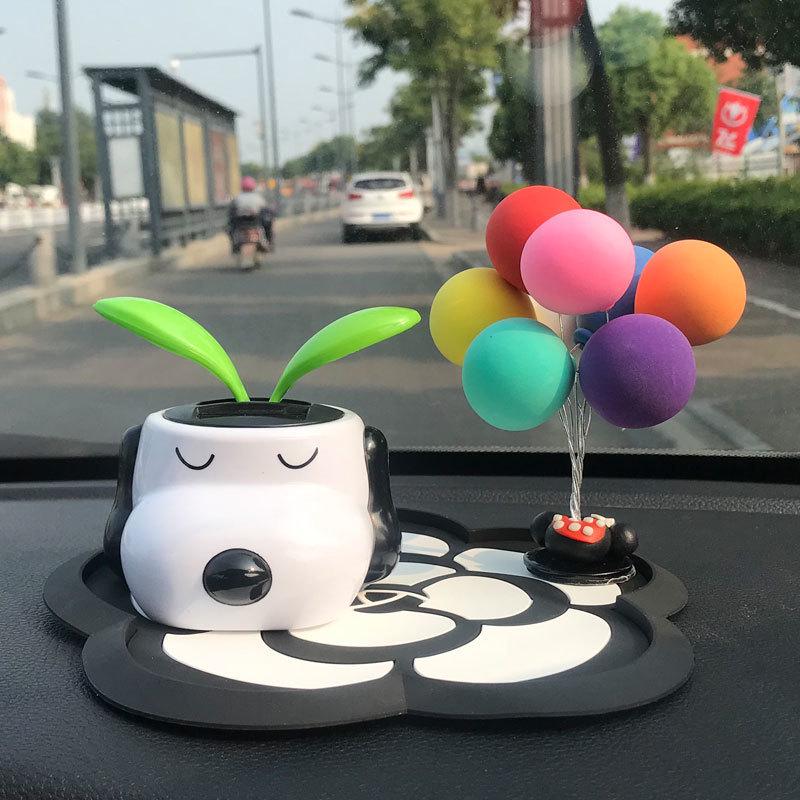 Solar-Powered Cartoon Dog Car Ornament - Cute Shaking Head Decoration