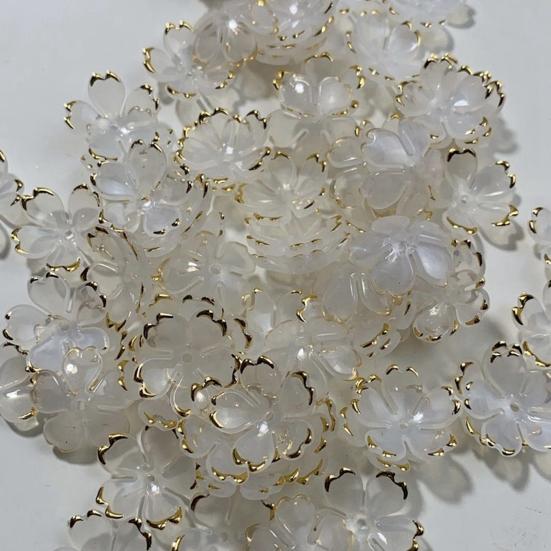 50 шт. Акриловые бусины в виде цветков сакуры, позолоченные бусины-разделители в виде цветов, DIY, ручная работа, для изготовления колье, браслетов, ювелирных изделий, цветочные шармы с 5 лепестками