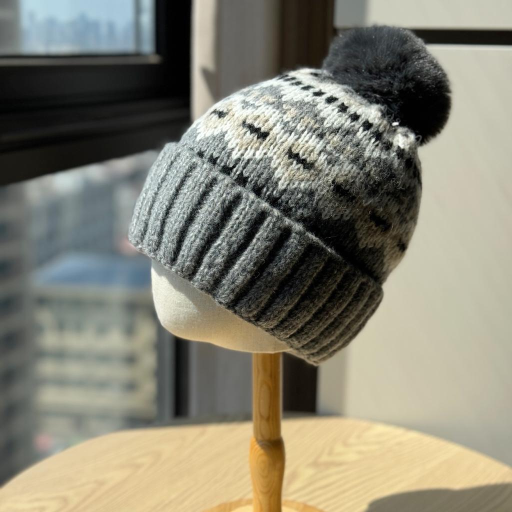 Рождественская шерстяная шапка Fair Isle для женщин, зимняя теплая и милая шапка с меховым помпоном для защиты ушей, модная холодная шапка