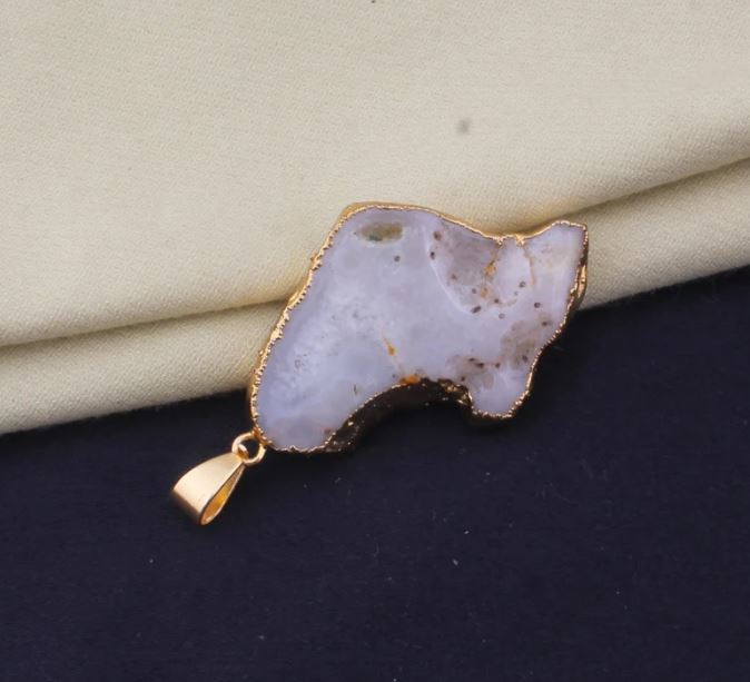 Большой необработанный белый кулон с драгоценным камнем друзи, необработанный кулон с гальваническим покрытием, необработанное кристаллическое ожерелье, подвеска в подарок с камнем рождения, необработанный кулон с драгоценным камнем