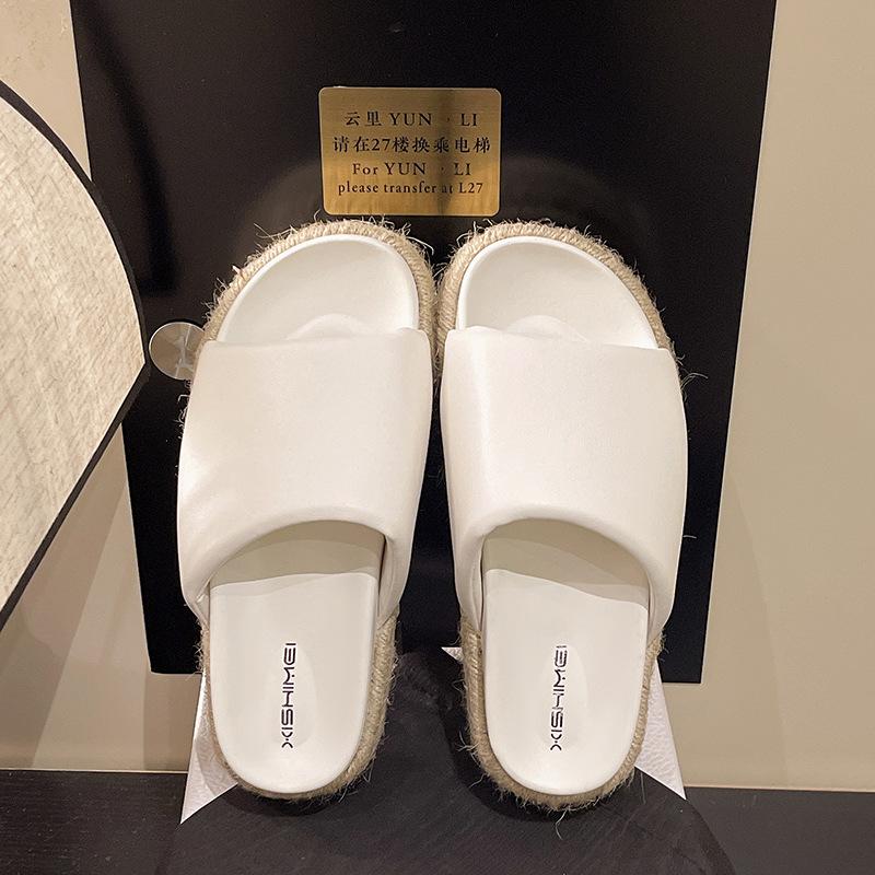 Летний отпускной стиль плетеная из соломы толстая подошва танкетка круглая голова тапочки-шлепки на полтора слова универсальные для ношения на улице с открытым носком прохладные женские