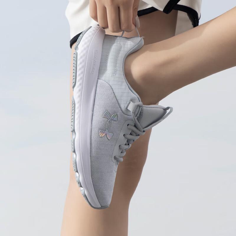 Under Armour Женская сезонная спортивно-повседневная обувь 3026683
