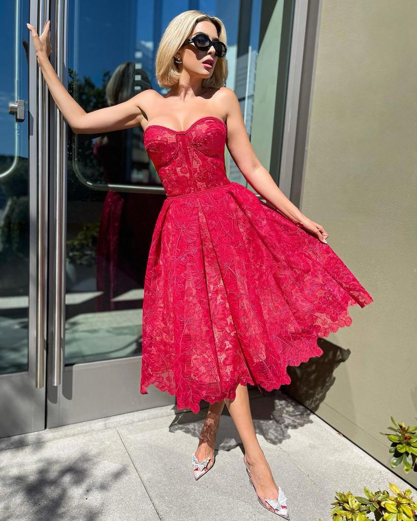 Летнее женское платье с узким верхом и вышитым кружевным платьем