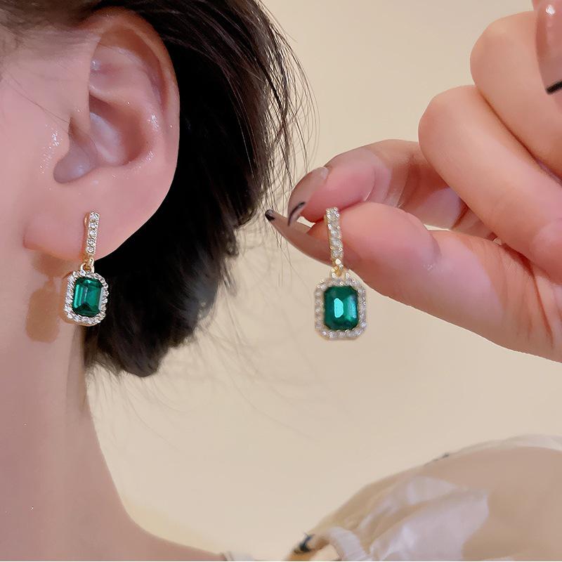 Изысканные серьги из серебра 925 пробы с зеленым бриллиантом: 2024 Модный, элегантный женский холодный стиль