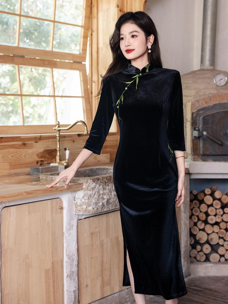 2025 High-End Black Velvet Embroidered Cheongsam for Women - Retro Chinese Style, Perfect for Spring & Autumn Daily Wear