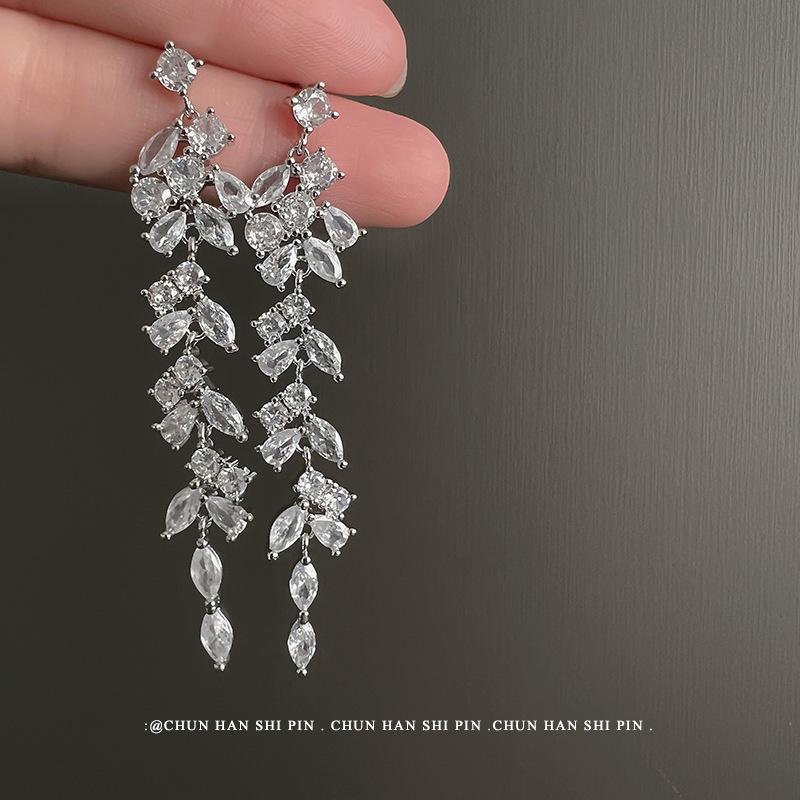 Full of zirconium mosquito coil disc ear clips without ear holes, women's fringed long earrings, light luxury, high-end explosive earrings earrings