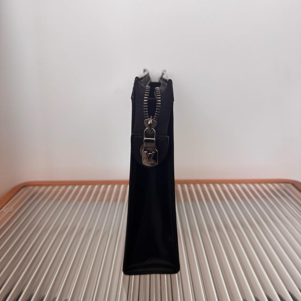 [Б/У] Louis Vuitton Pochette Voyage MM 'Черный холст Monogram Eclipse' - Очень хорошее состояние #1DX6VJ6
