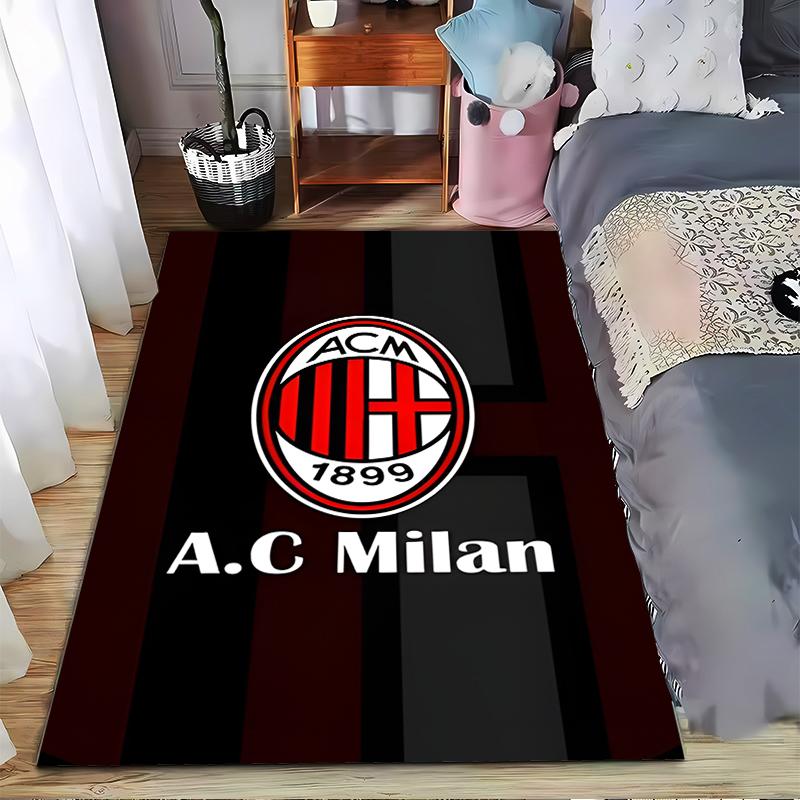 Ковер AC Milan в полоску с логотипом и надписью в черно-красных тонах. Подходит для использования в качестве противоскользящего покрытия для гостиной, спальни, диванов.