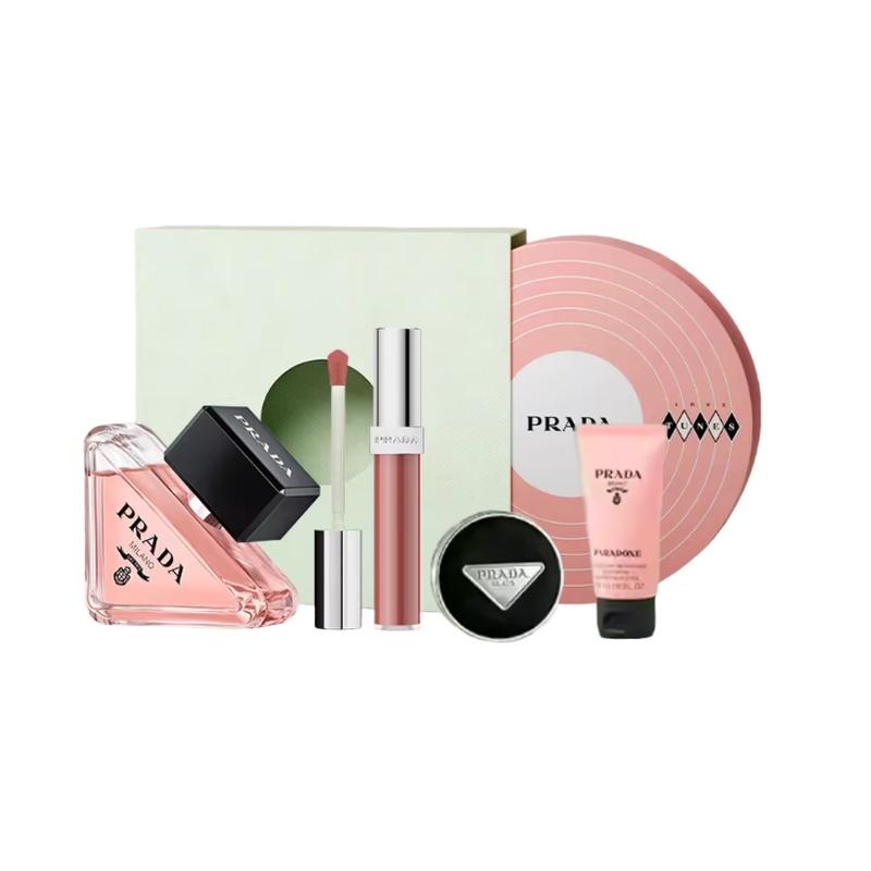 Prada Набор парфюмерии My Unpredictable Подарочная коробка с блеском для губ Glass Lip Glaze Парфюм 50 мл ко Дню святого Валентина 2026 + Блеск для губ #201 + Мини-кушон #LN10 + Увлажняющий крем 50 мл