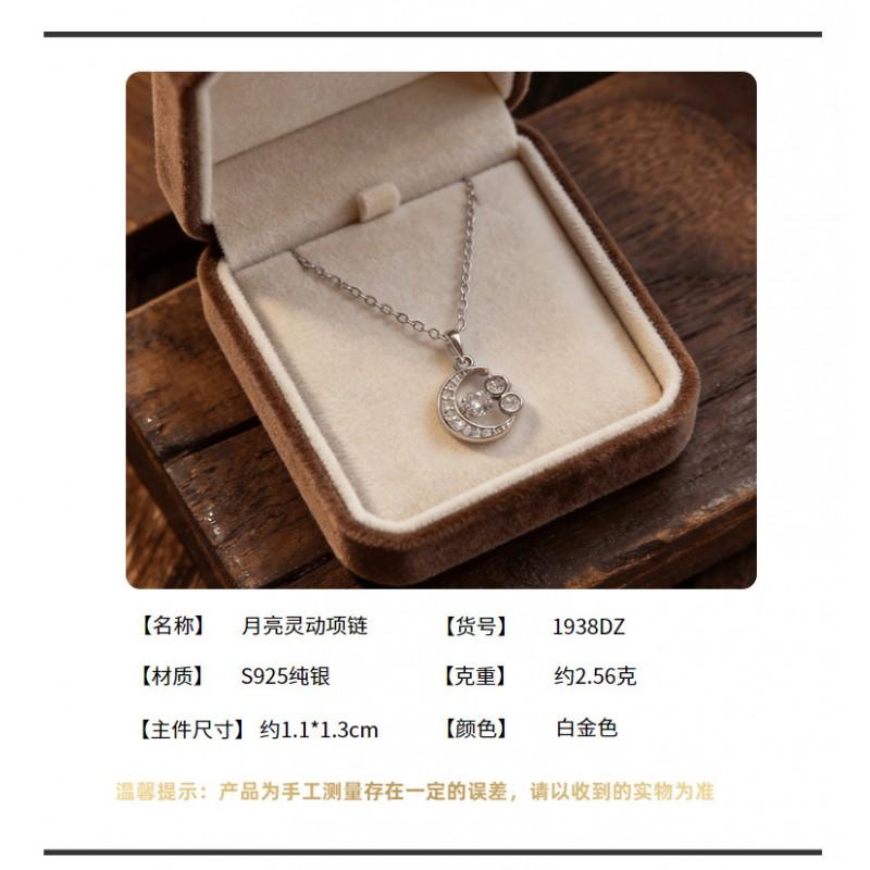 Womens Moon Pendant Necklace Clavicle Chain Light Luxury Fine Jewelry Small Chic Design