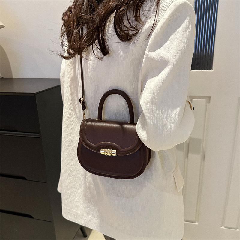 Весенняя нишевая мода сумка на одно плечо популярная однотонная сумка новая тенденция простая косая сумка-седло для通勤