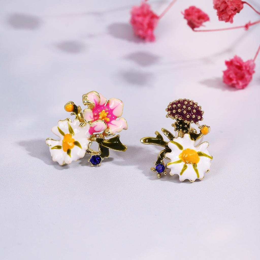 Женские серьги с асимметричным цветком и разноцветными ромашками