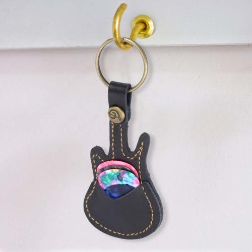 Guitar Pick Holder with 5 Picks, 12x5.2cm Electric Guitar Shape, Hangs from Keys, Compact, Ultra-Lightweight, Portable, and Easily Lost, Perfect Gift