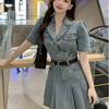 Женское летнее джинсовое плиссированное платье А-силуэта в стиле French Chic с затягивающейся талией, приталенное, с короткими рукавами