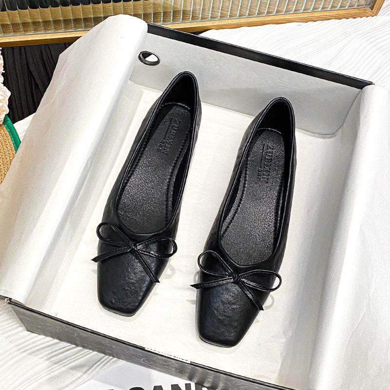 Серебристые балетки с бантом: Женская обувь в стиле Мэри Джейн 2025