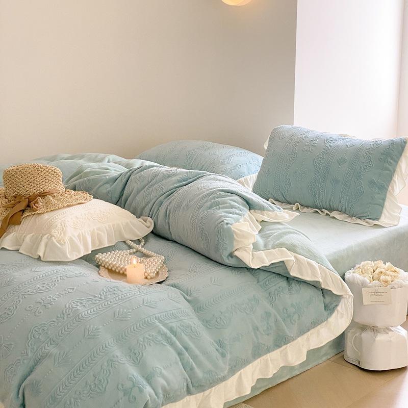 Зимний комплект постельного белья для беременных и младенцев класса А из четырех кусочков молочной муки из коралловой муки. Теплый и плюшевый толстый пододеяльник из фланели.