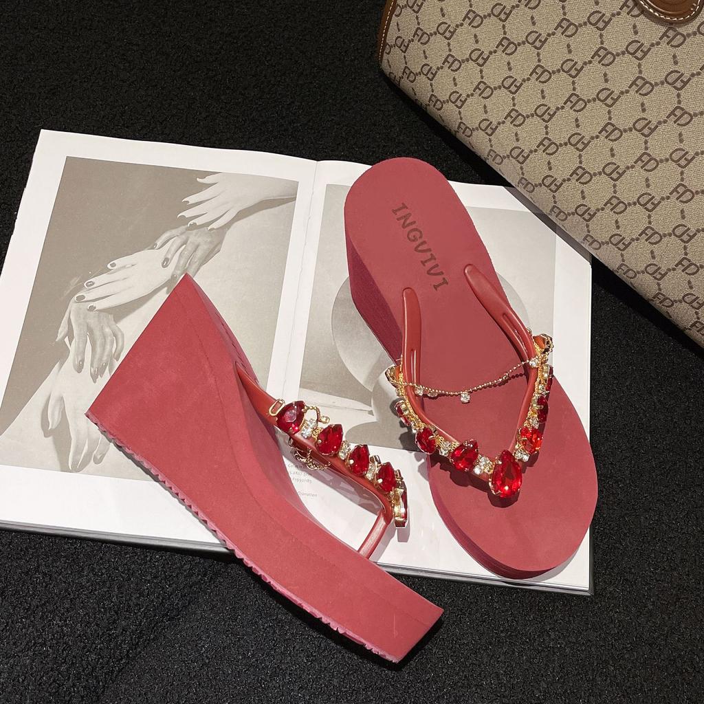 Летние новые шлепанцы на высоком каблуке женские со стразами на танкетке с клиновидным носком элегантные модные пляжные сандалии и тапочки шлепанцы