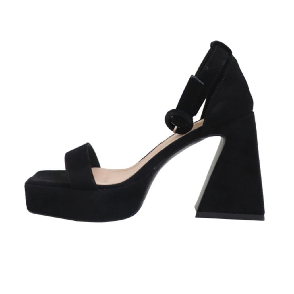 Женские сандалии на платформе весна и лето толстые каблуки 2024 новые ремешок на одно слово маленьким людям показывают высокие каблуки