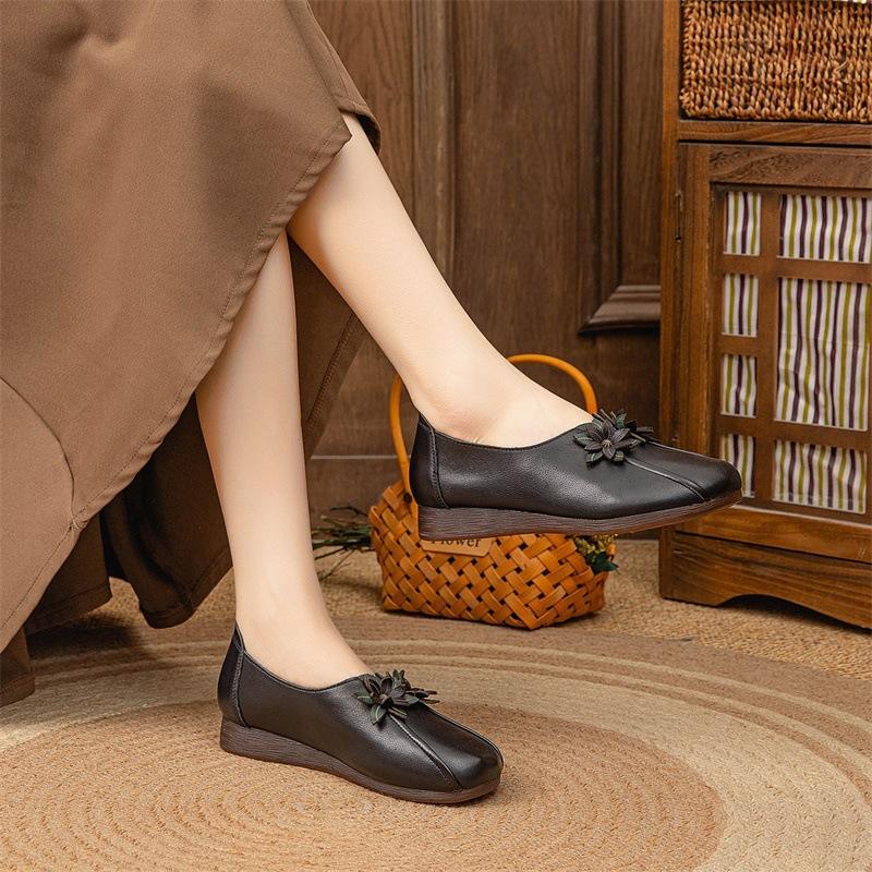 Осень новые туфли для мамы мягкая кожа мягкая подошва глубокий вырез этнический стиль женские туфли среднего и пожилого возраста цветок ретро плоская подошва женские