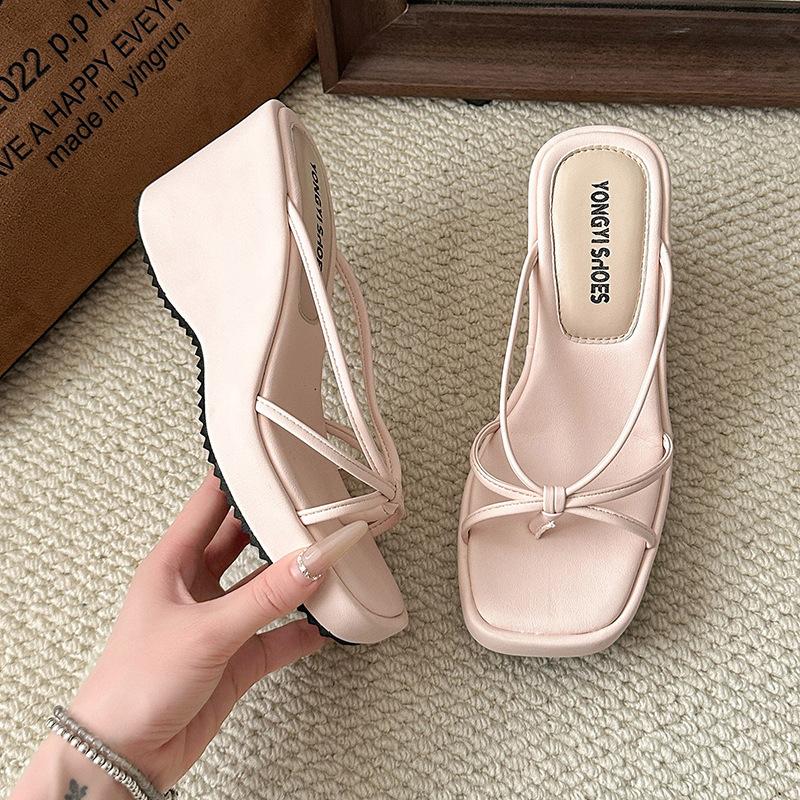 Korean version of lady wind outside wearing beach cool slippers 2025 new summer straps flat bottom with skirt Roman cool