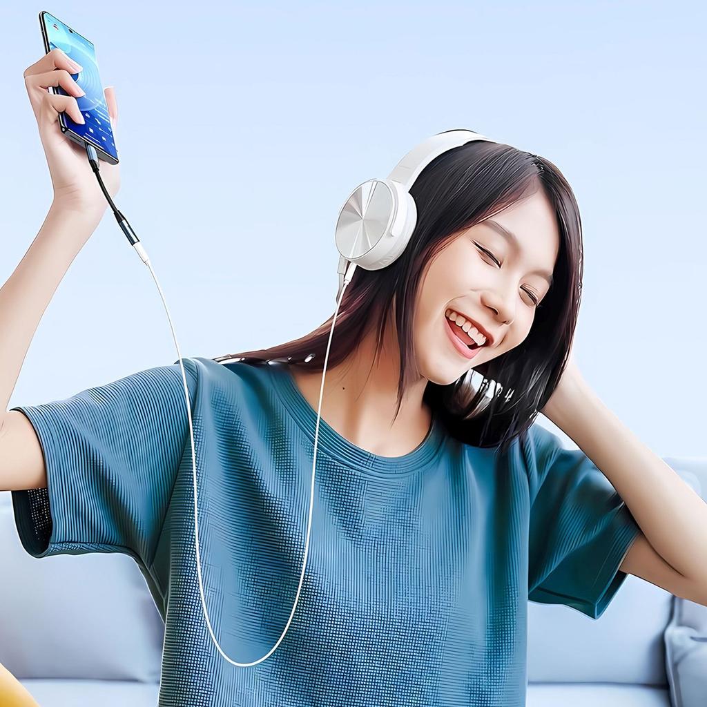 Переходник iPhone Lightning - mini jack 3.5mm - черный