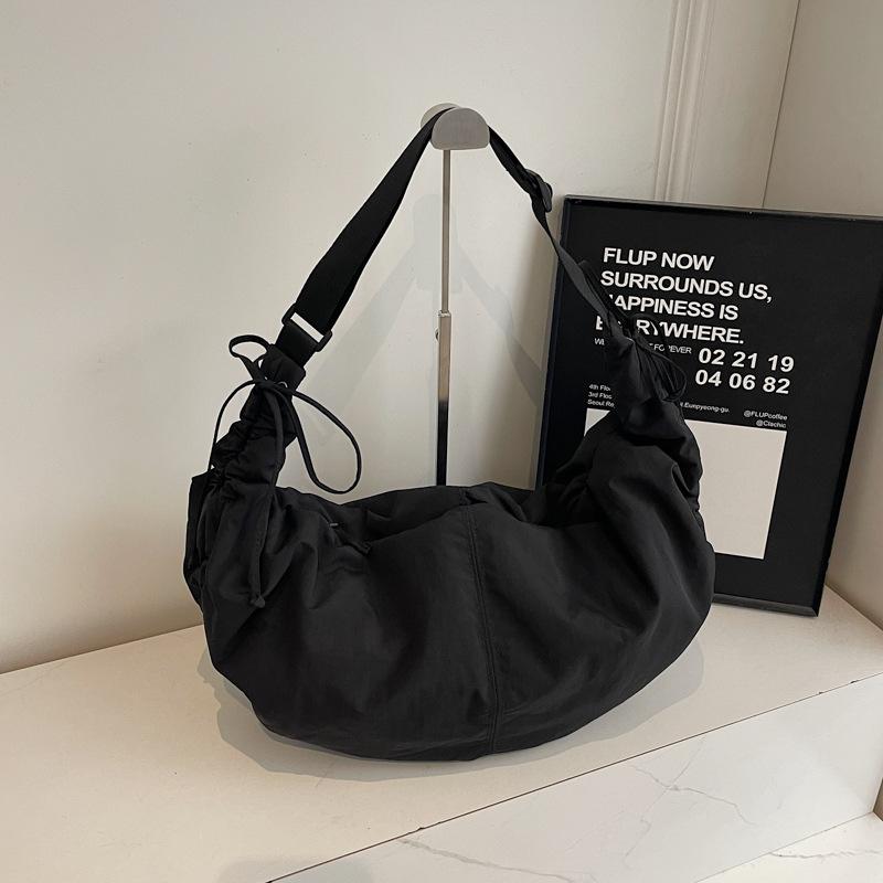 Сумка большой вместимости женская нишевая повседневная модная простая сумка-тоут для поездок на работу спортивная чрезвычайно простая на плечо кроссбоди сумка-пельмень