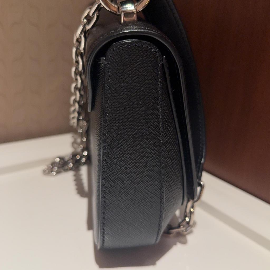 [Pre-Owned] Saffiano Leather Shoulder Bag With Gold Chain - Very Good #1WFKHIF