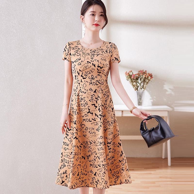 Летнее платье с цветочным принтом больших размеров - короткий рукав, подчеркнутая талия, тонкий фасон