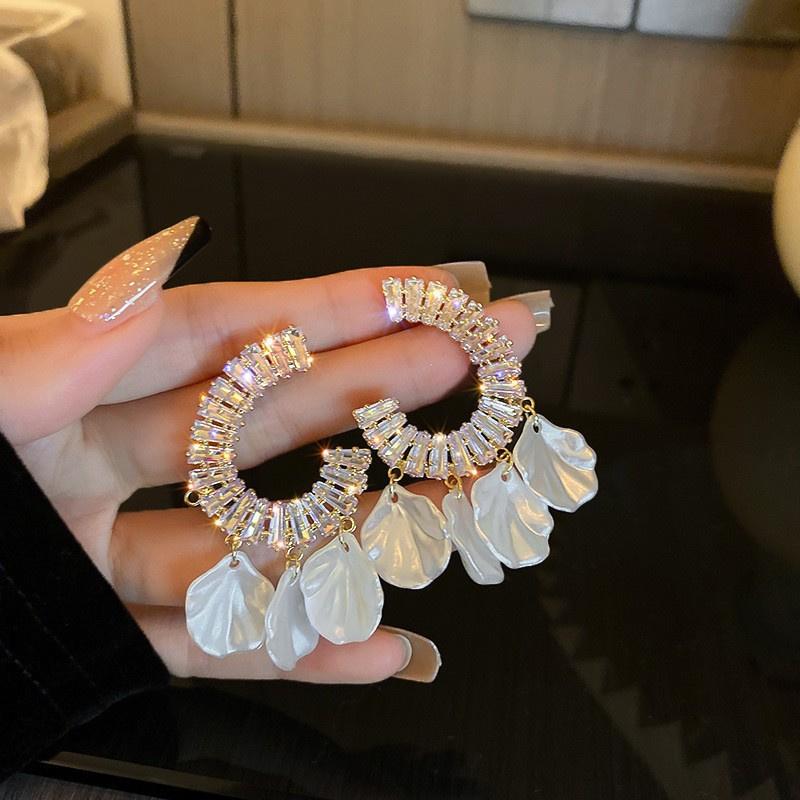 Модные акриловые серьги с кисточками в форме цветка для женщин, эффектные ювелирные изделия, длинные серьги-подвески с искусственным жемчугом и кристаллами