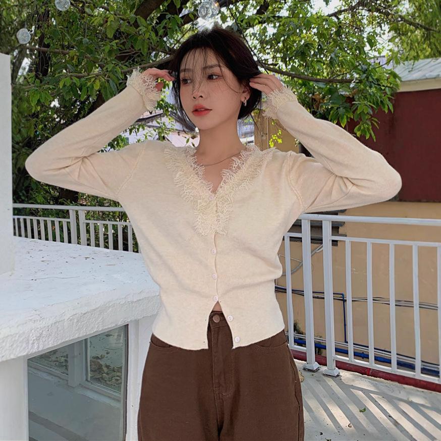 Стиль Сяосянфэн v-образный вырез кружевная вставка вязаный свитер женский осенний дизайн рубашка короткая одежда