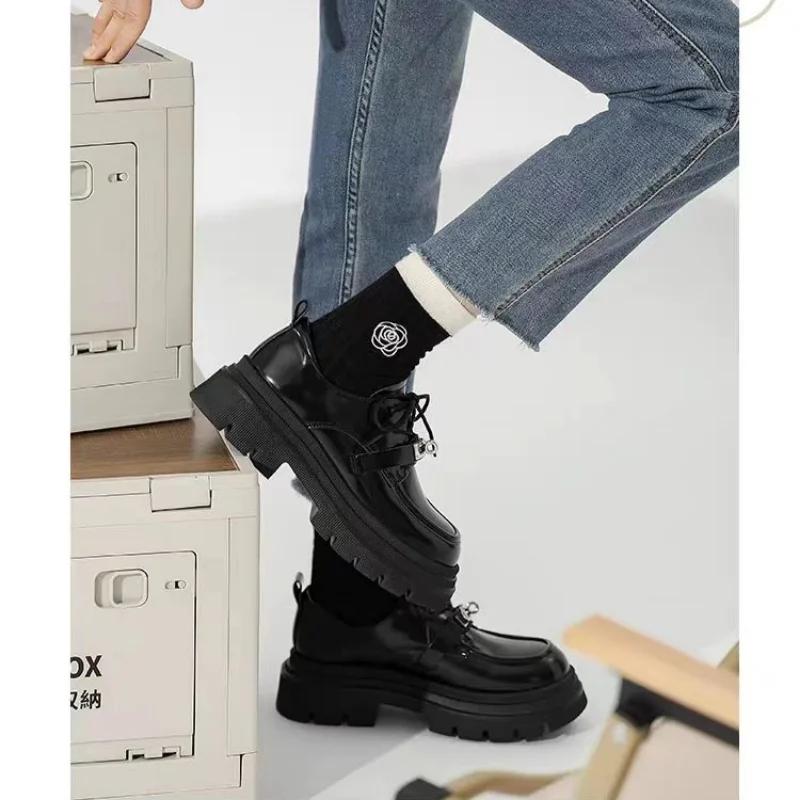 Модные женские туфли из лакированной кожи 2024 года в британском стиле с замком-защелкой, черные мокасины на платформе, толстая подошва, нескользящие мокасины, модные туфли на низком каблуке