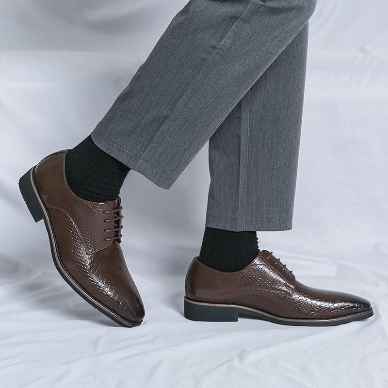 Большие новые кожаные туфли, модный деловой тренд, официальная обувь, мужская кожаная обувь в британском стиле