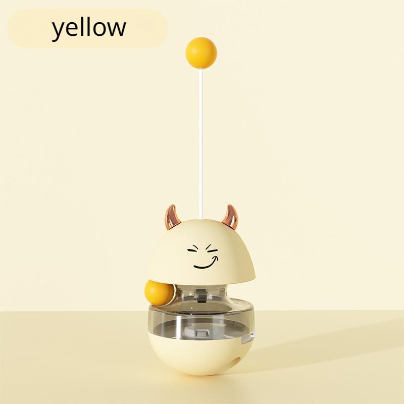 Милый неваляшка, который бросает кошачью еду, чтобы поиграть с кошками