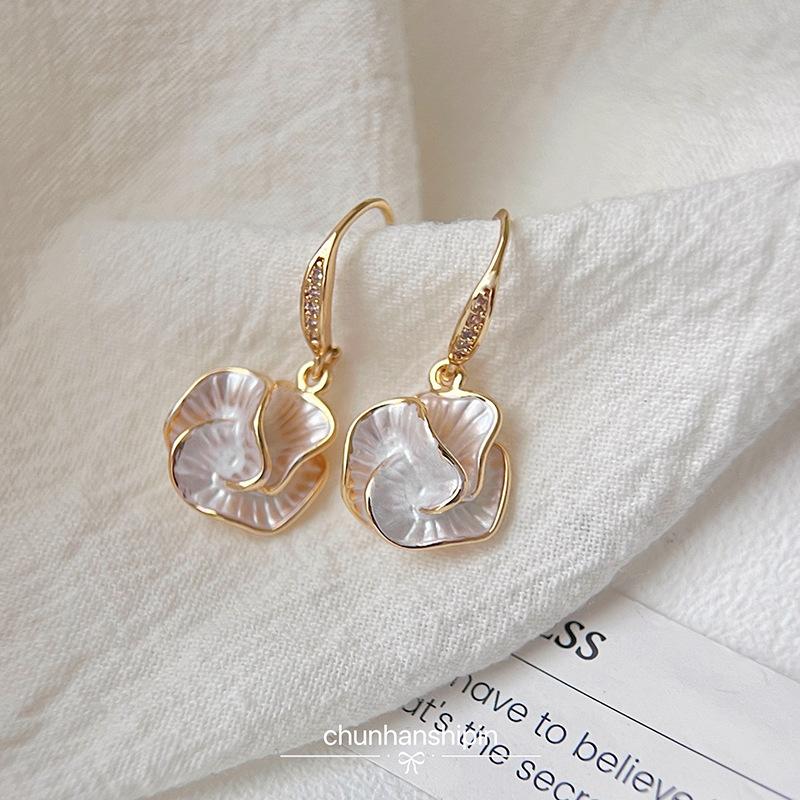 Mosquito coil plate camellia flower earrings women's niche temperament no ear piercings earrings popular ear clips light luxury high sense summer
