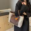 Холщовая сумка большой вместимости для женщин. Новинка 2024 года, осенне-зимняя повседневная универсальная текстурированная сумка через плечо для классных поездок на работу.