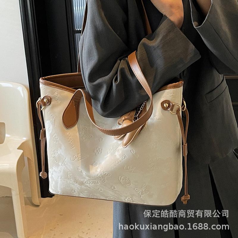 Сумка большой вместимости женская 2025 новая высококлассная студенческая сумка через плечо для занятий женская портативная дорожная сумка-тоут