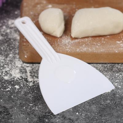 Нож для торта Пластиковый скребок Резак для масла Тесто DIY Выпечка Кухонные принадлежности Мягкие царапающие доски Лопатка для шоколада Треугольный