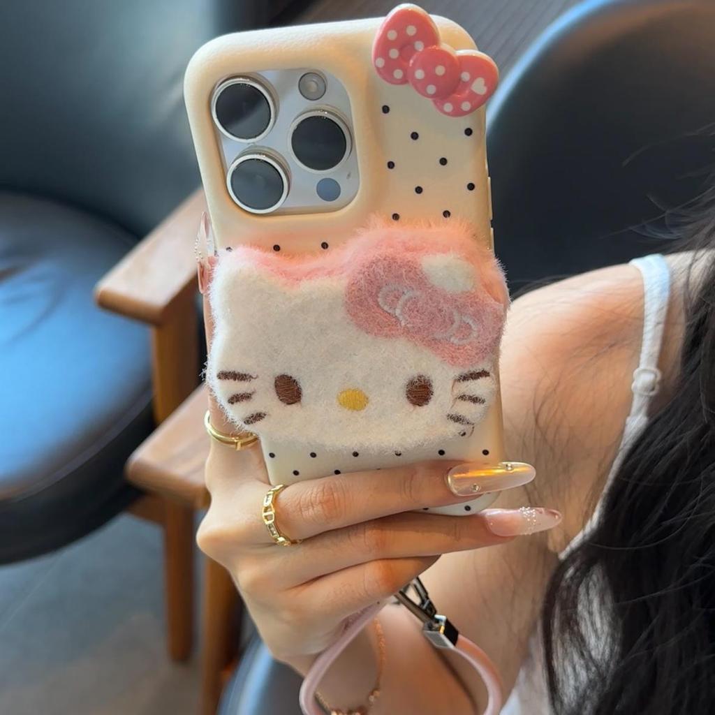 Осень и Зима Плюшевый Трехмерный Браслет Kt Подходит для Чехла для Мобильного Телефона IPhone16 Защитная Крышка Apple 15 14 Кожаный Узор Мягкий