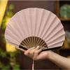 Веер в форме ракушки в японском стиле, складной веер из шелковой ткани и бамбука с подвеской, свадебные ручные веера, однотонные изогнутые веера