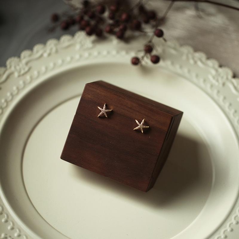 Серьги-гвоздики в виде морских звезд, женственные, маленькие и блестящие серьги с цирконами, милые и простые, подойдут в качестве летних украшений.