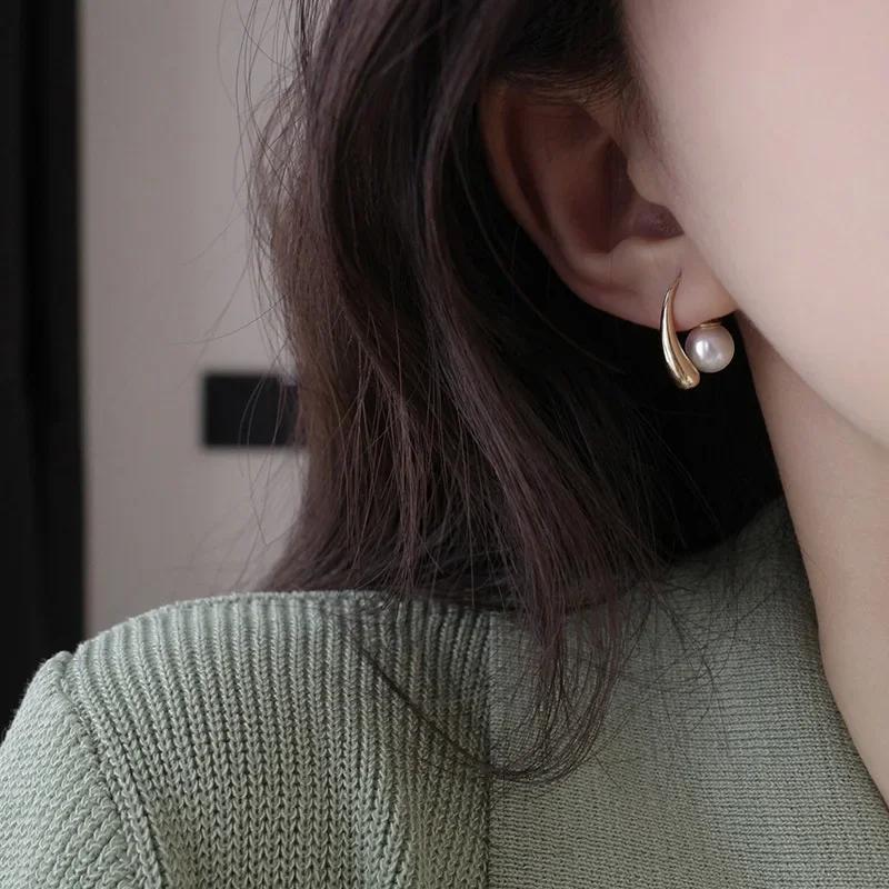 Новое поступление Золотистые серьги-пусеты с жемчугом в форме капли воды для женщин Модные Элегантные Темпераментные Свадебные Банкетные Ювелирные изделия Подарок для девушки