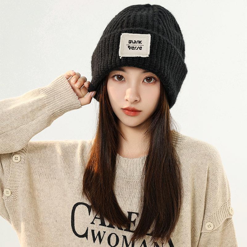 Корейский стиль, свободная теплая однотонная шерстяная шапка с нашивкой с буквами для женщин на осень и зиму, куча холодных шапок, показывающих лицо, маленькая вязаная шапка