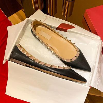 Летние повседневные универсальные корейская версия одинарные туфли женская мода легкий вырез мягкая подошва однотонные туфли маленький ароматный ветер заклепки 2025 новинка