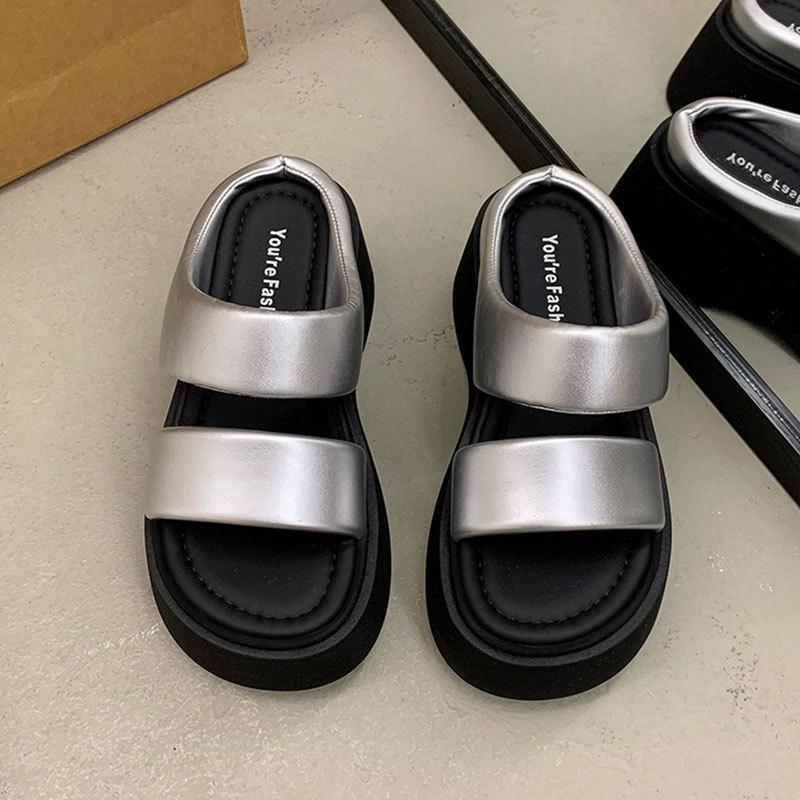 Толстоподошвенные туфли на высоком каблуке, крутые шлепанцы для маленьких мужчин, женская летняя обувь 2025, новинка, суперпопулярная модная модель интернет-знаменитости, под юбку, пляжная обувь