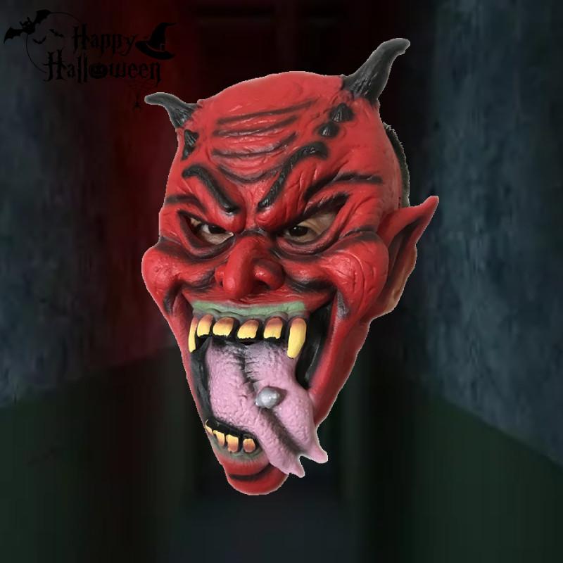 Изысканная маска с красными рогами, длинным языком и шипами, идеально подходящая для празднования Хэллоуина