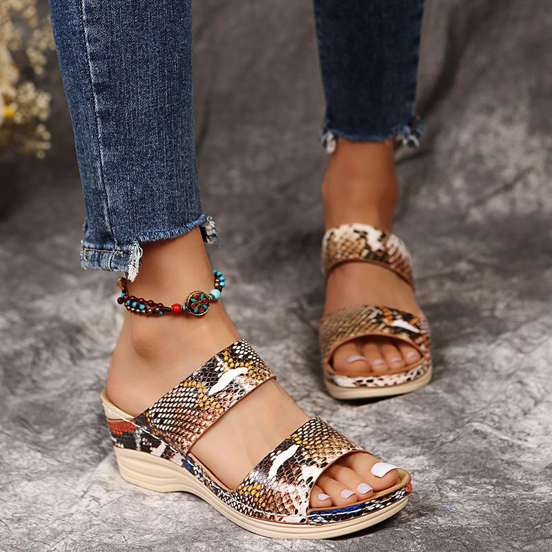 Новые летние тапочки, сандалии на толстой подошве с леопардовым принтом, повседневные женские тапочки с круглой головкой на наклонном каблуке