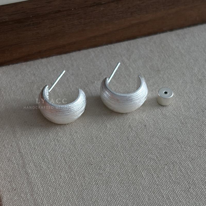Retro woven rope knot stud earrings texture brushed C ring earrings niche simple high-end temperament light luxury versatile earrings