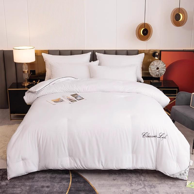 Mulberry Silk Quilt: All-Season Comforter for Spring, Summer, and Winter - Lightweight, Cool, and Thick Options for Air Conditioning and Student Use