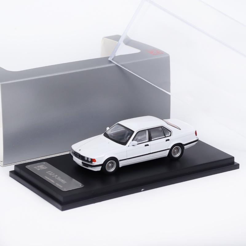 DCM Cars Масштаб 1/64 Седан BMW 7 серии E32 E38 с удлиненной колесной базой Модель автомобиля Металлическая модель автомобиля Игрушка Коллекция Украшение