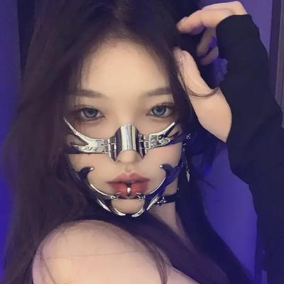 Маска-полулицо в стиле киберпанк с металлическими цепями на Хэллоуин